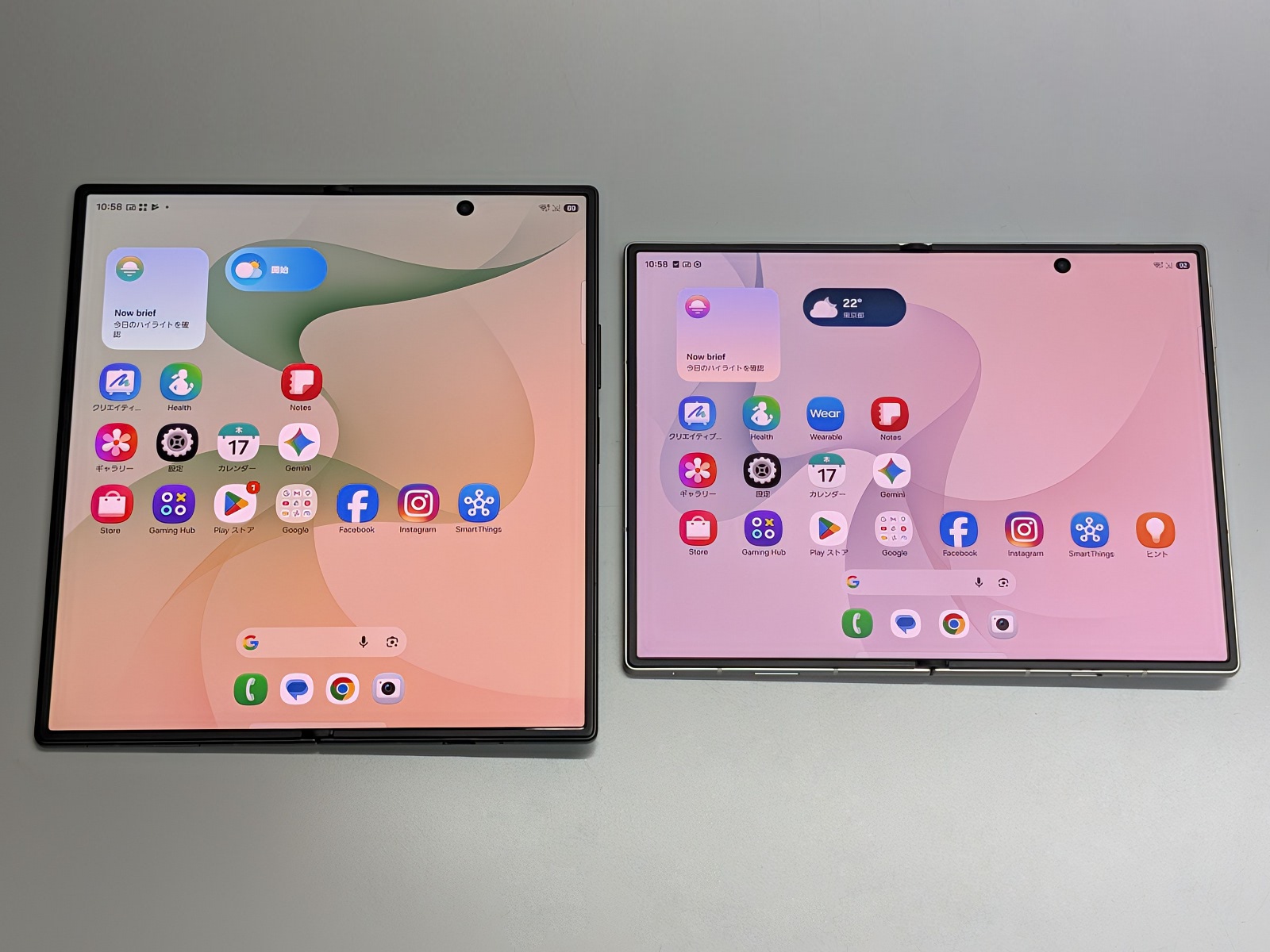 縦長タイプの「Galaxy Z Fold8 Ultra」（左）と横長タイプの「Galaxy Z Fold8」（右）