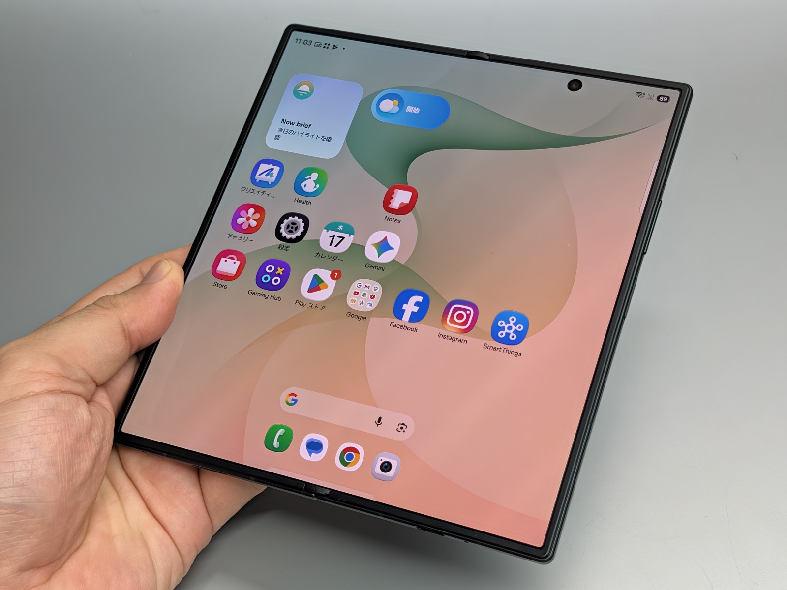 「Galaxy Z Fold8 Ultra」。開いた状態でも縦長となるアスペクト比が特徴