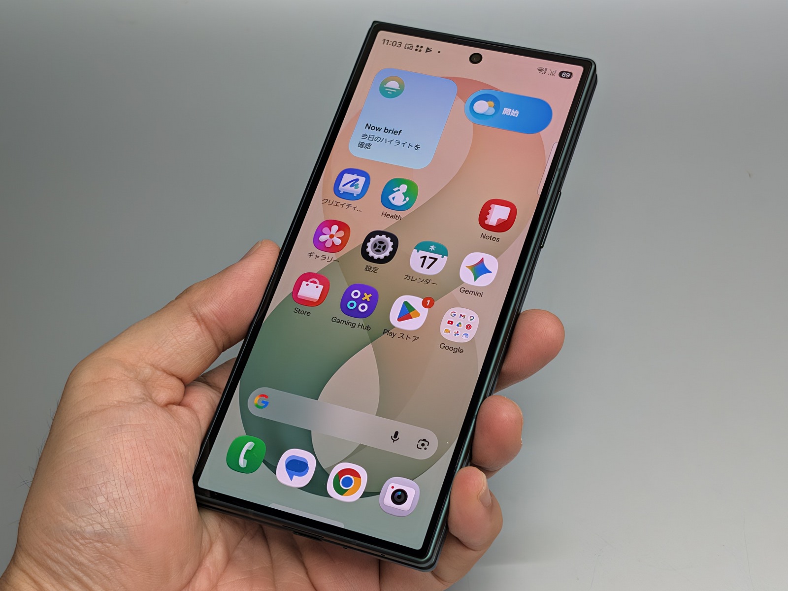 閉じた状態。従来型の縦長折りたたみスマホに多く見られるスリムなボディだ