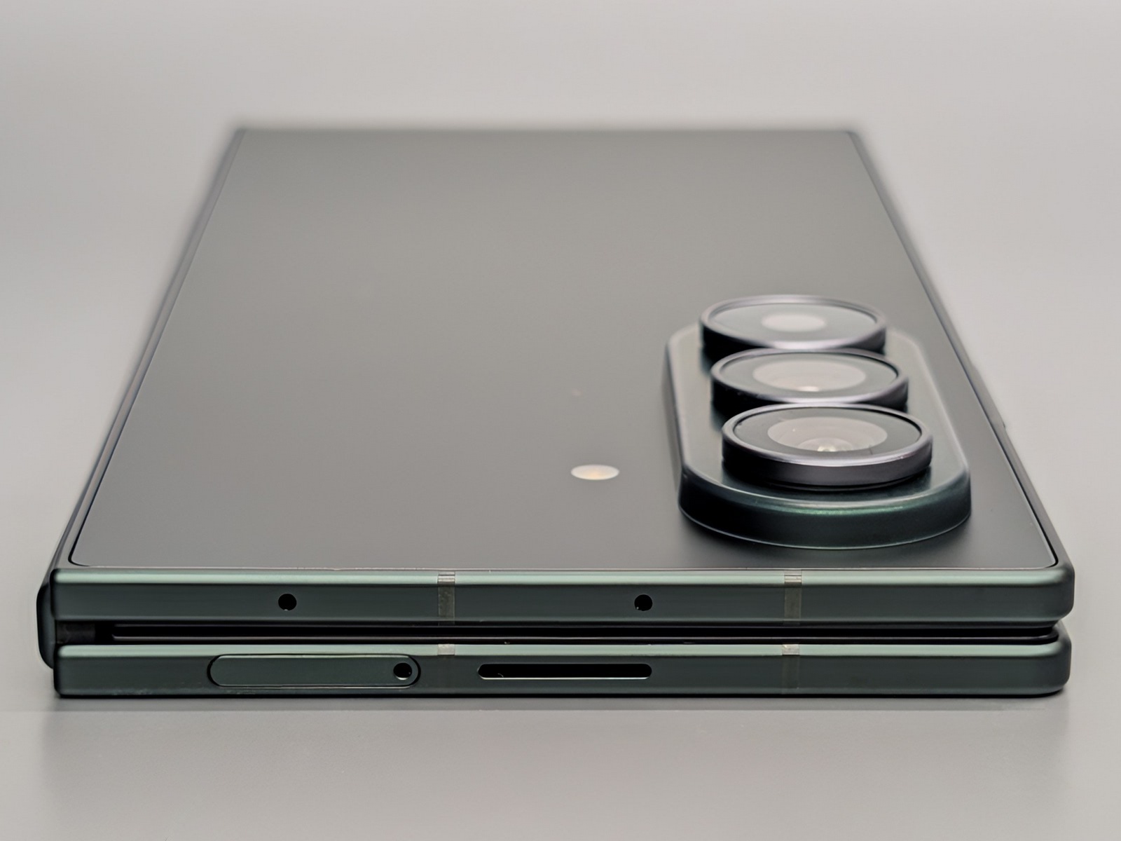 上面にはSIMカードスロットを備える。メモリカードには非対応