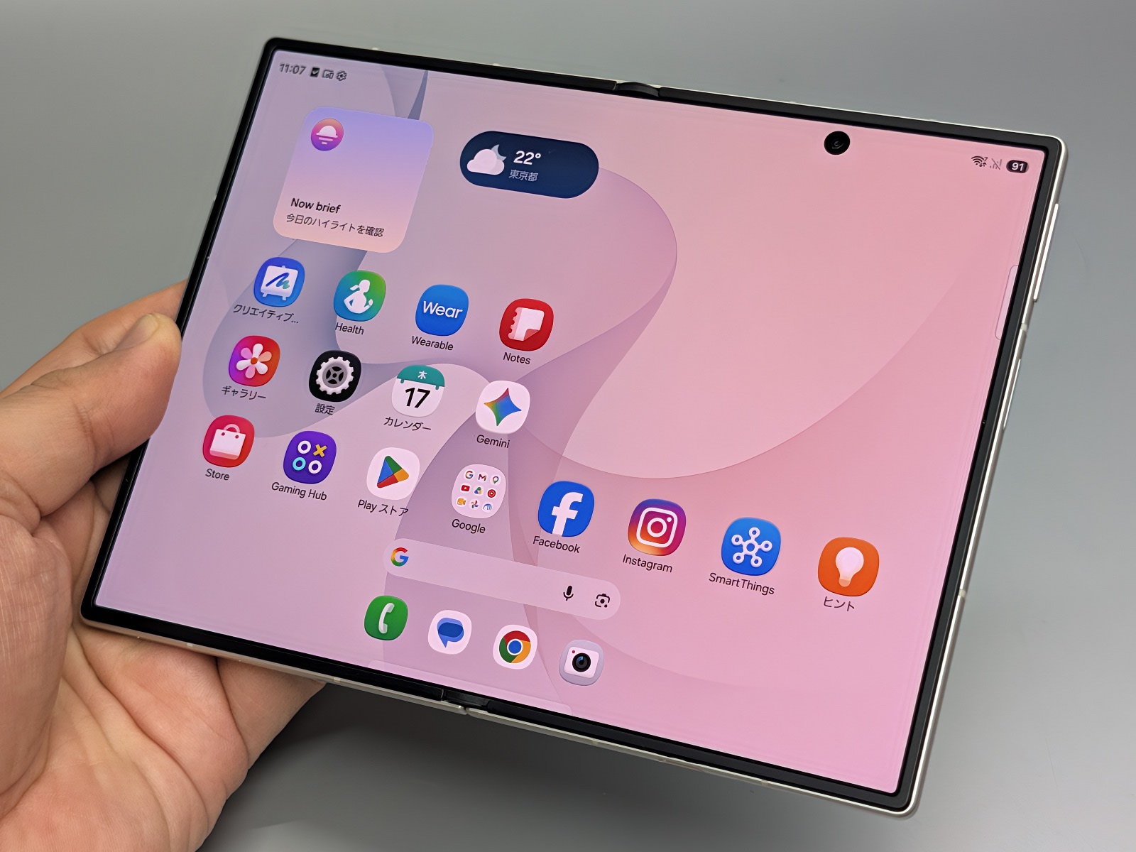 「Galaxy Z Fold8」。開いた状態では横長となるタブレットライクなアスペクト比が特徴