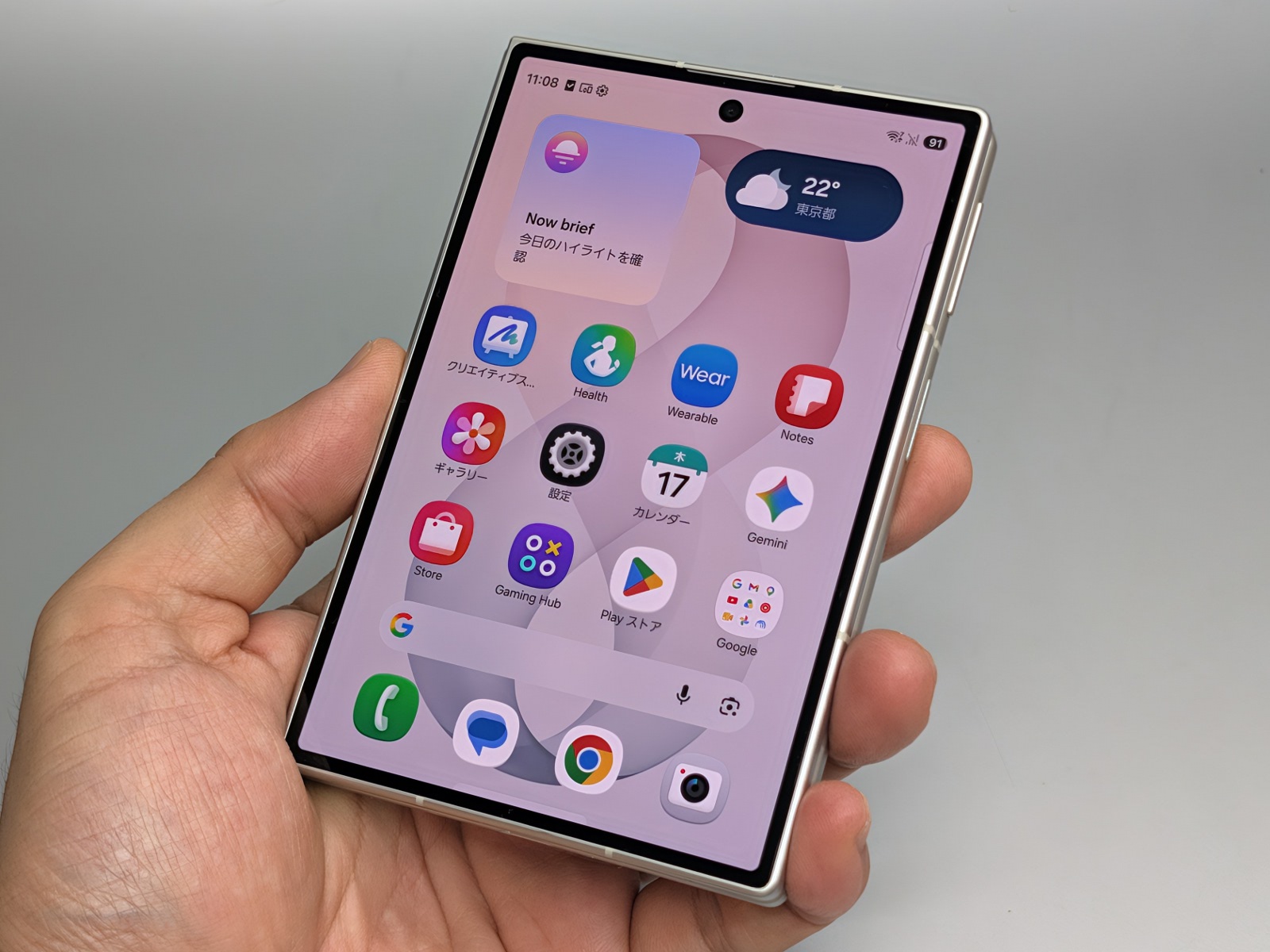 閉じた状態。スマホとしては天地が短く、横幅がかなり広い