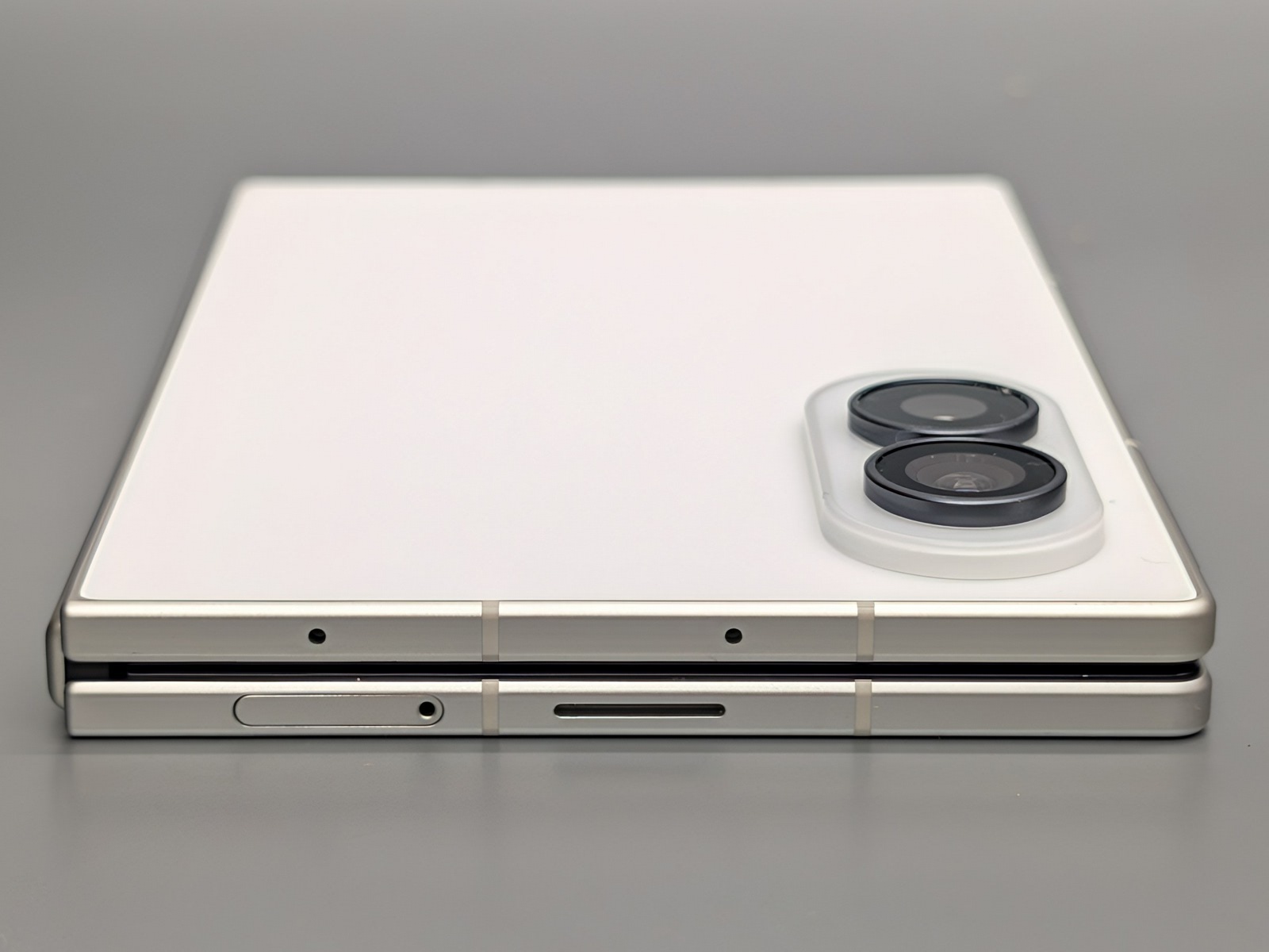 上面にはSIMカードスロットを備える。メモリカードには非対応