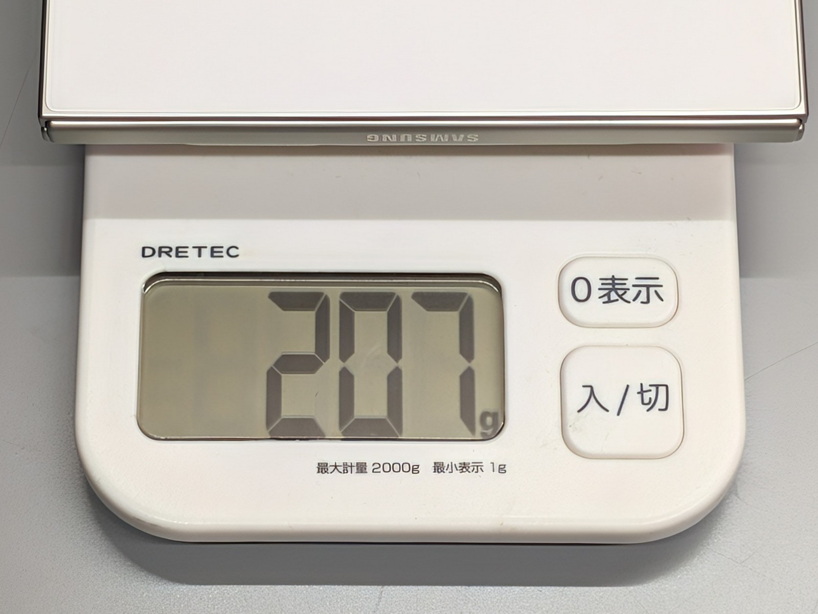 重量は公称201g、実測207gと前述の「Galaxy Z Fold8 Ultra」よりもさらに軽い