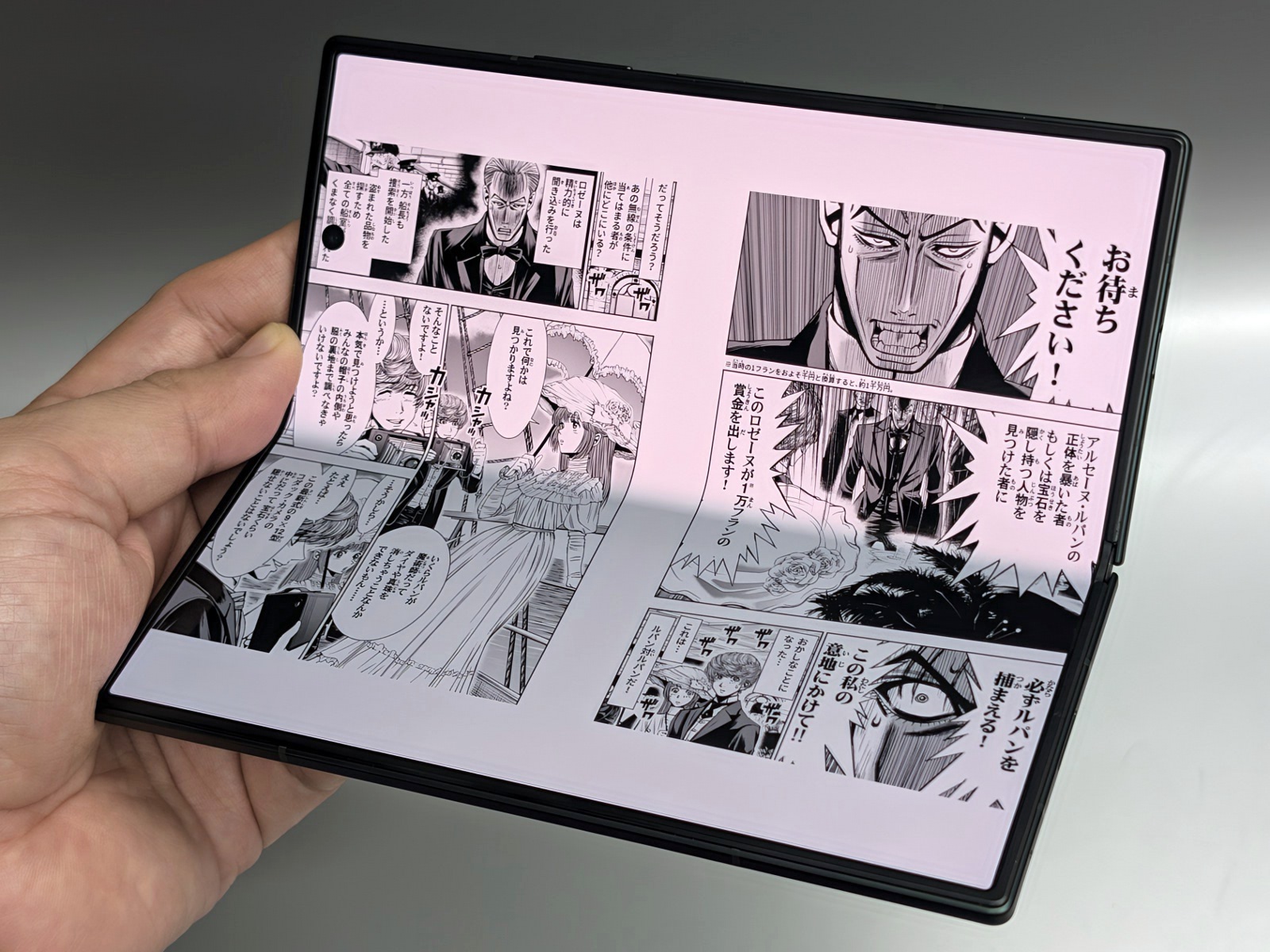 縦長タイプでの見開き表示は、見開きの向きと画面が開く向きが一致しておらず、感覚的な気持ち悪さがあるのは否めない