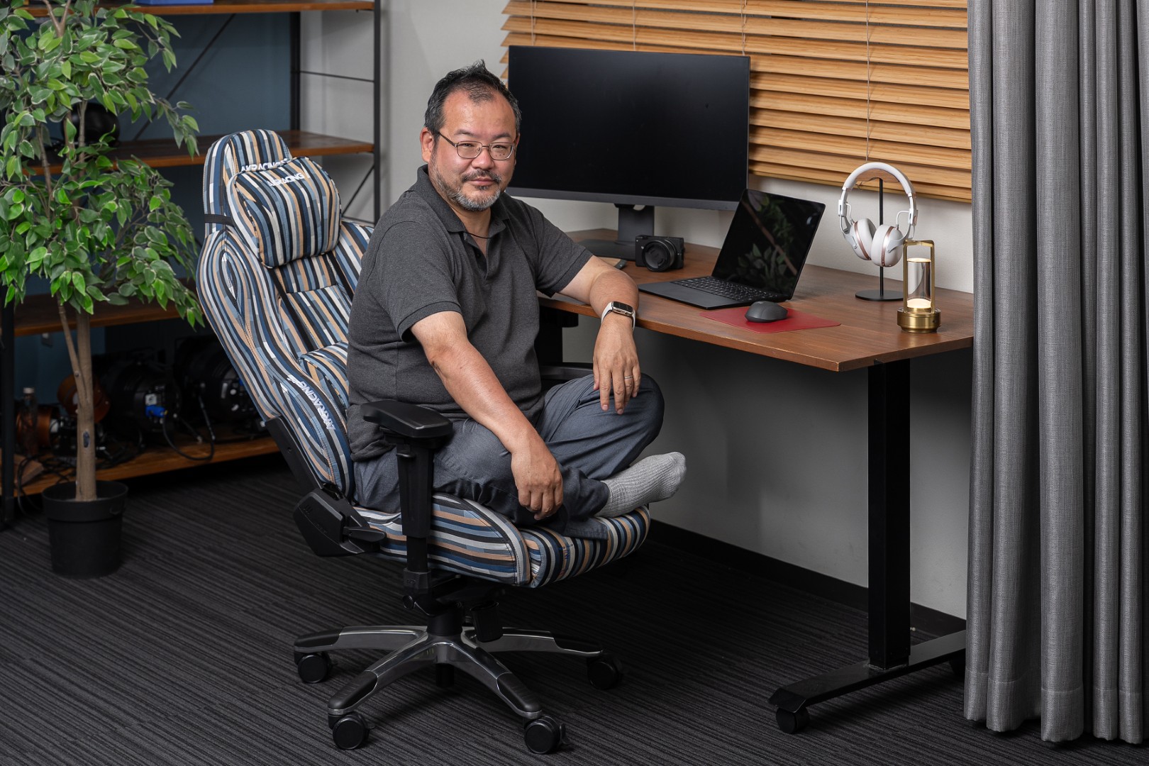 口述入力中は座面の上であぐらをかくことも。キーボードから手を離せると、作業中の姿勢にも自由が利く。