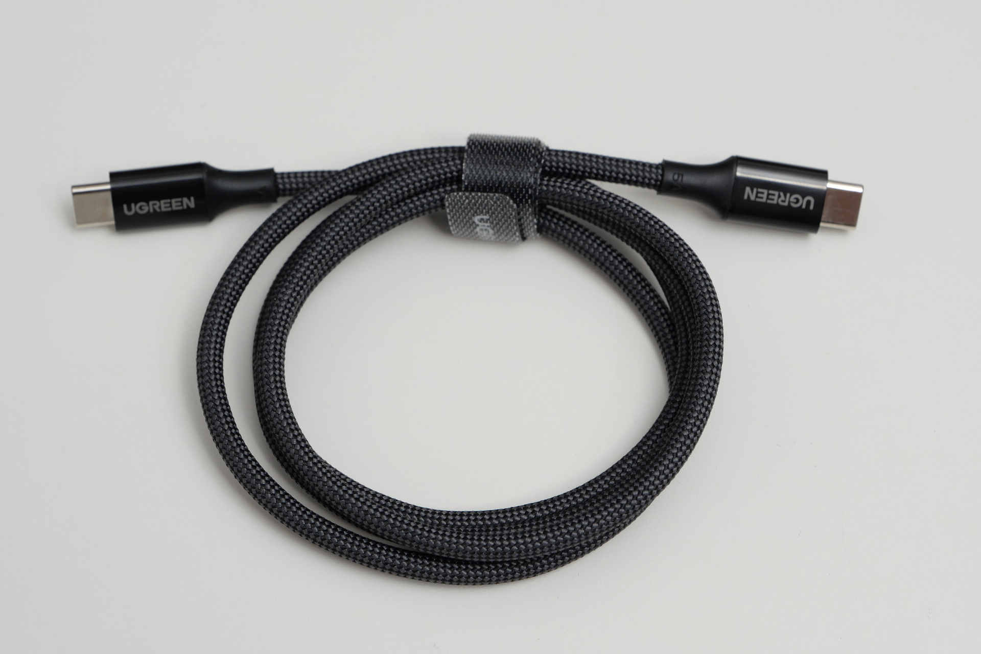 最大100Wの電力に対応のeMarker内蔵USB Type-Cケーブルが付属しているため、別途USB Type-Cケーブルを用意する必要がない