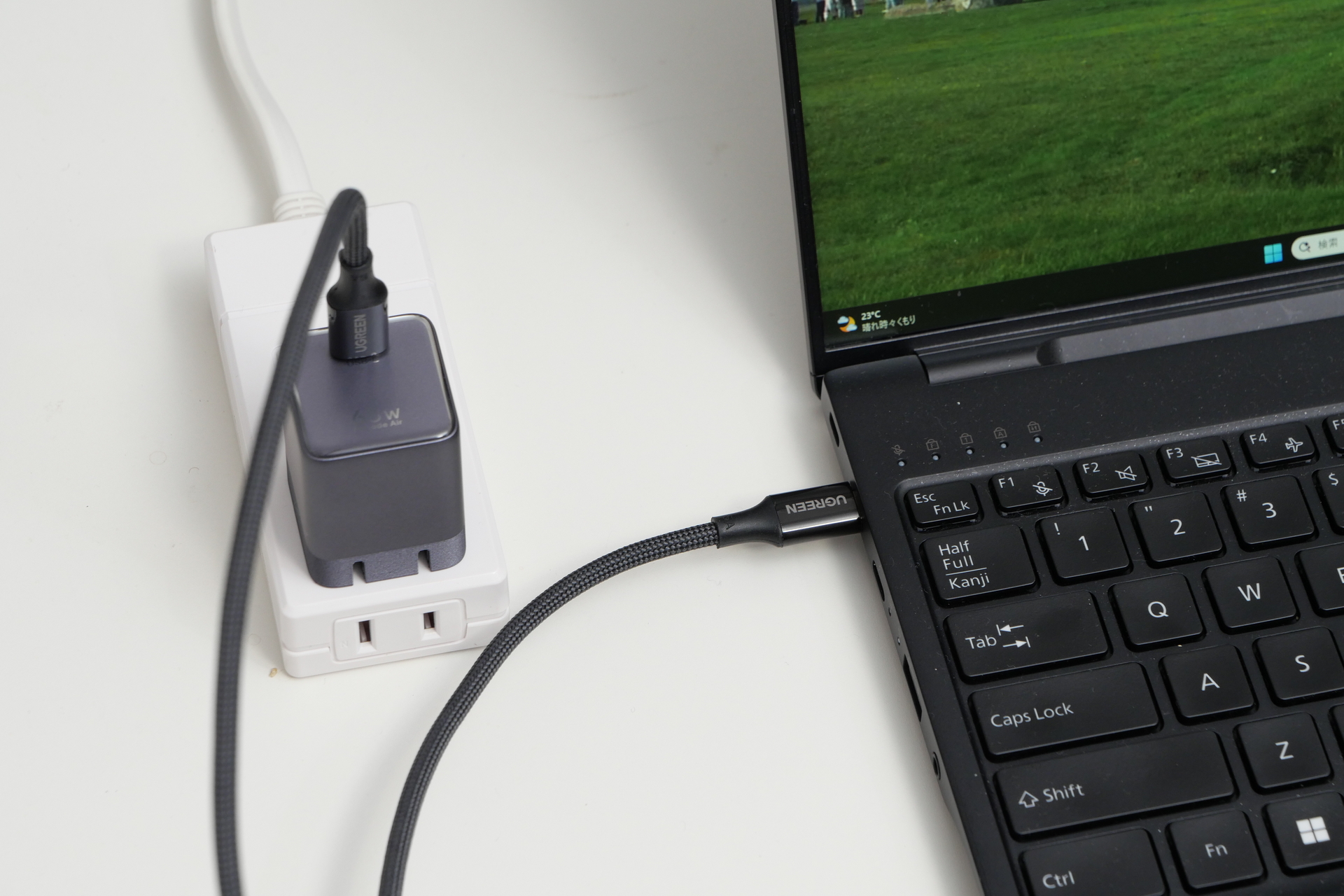 出力が65Wあるため、モバイルノートPCへの給電も全く問題がない