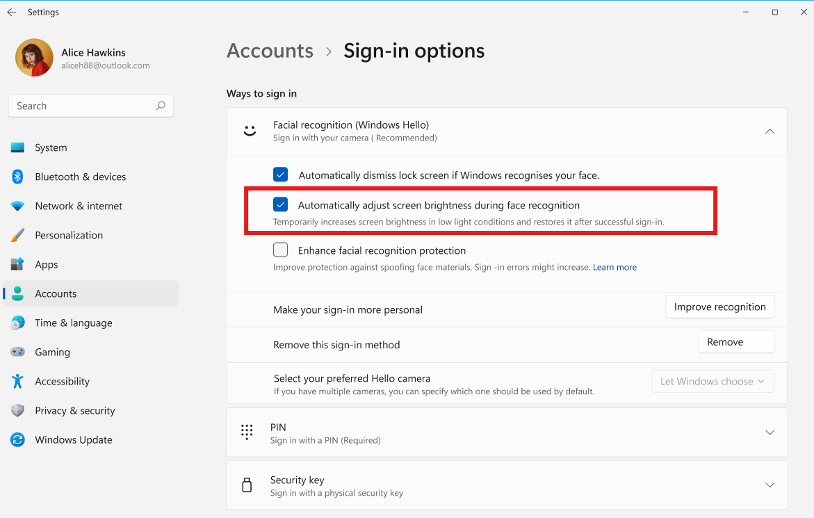「Windows Hello」の顔認証中に画面の明るさを自動調整するオプション