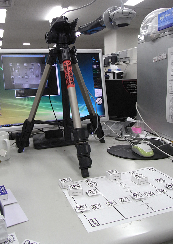 編集部ではカメラの三脚を使ってUSBカメラを用紙の真上に固定した