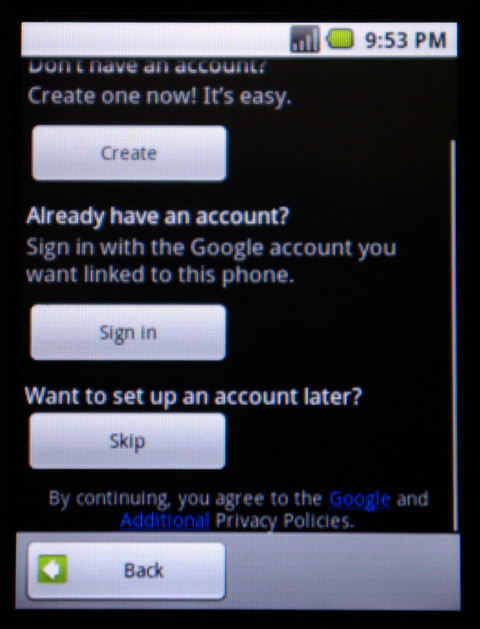 チュートリアルが終了するとGoogleアカウントの設定画面が表示される。この時点ではネットワークに接続できないので、画面をドラッグでスクロールし、［Skip］ボタンをタップ