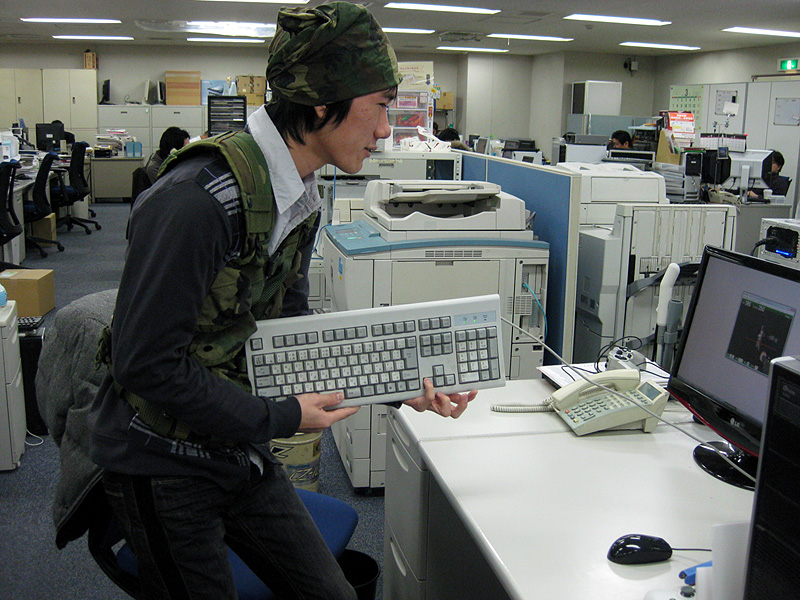 キーボードを両手で抱えてプレイすることが推奨されている