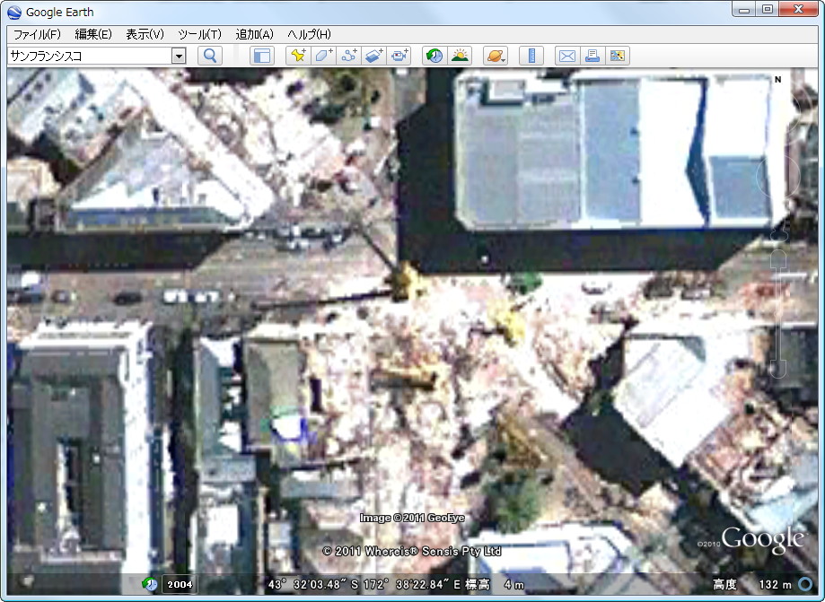 地震でビルが倒壊し、道路に瓦礫が散乱している様子