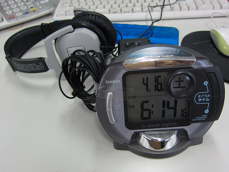 編集部では巻いたコードを粘着テープで電波時計に貼り付けて実験した