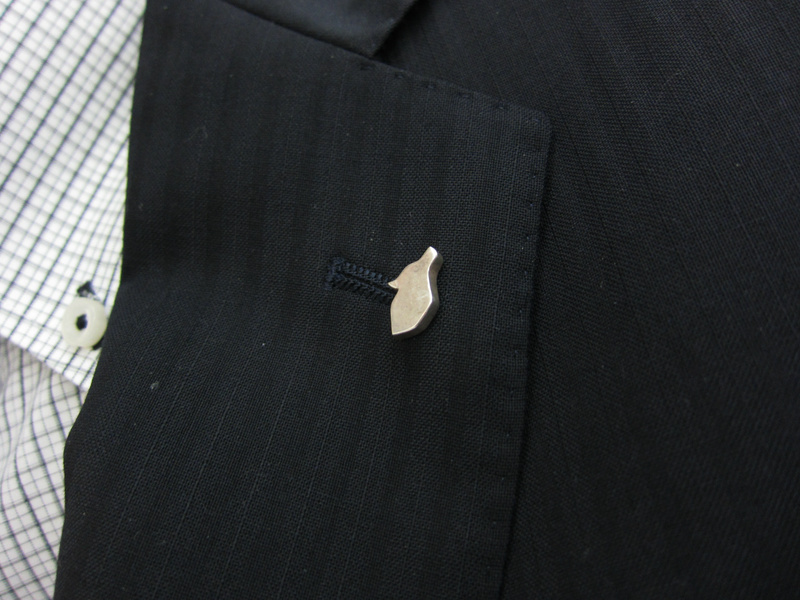 フェンリルのロゴを象った、重厚な質感の社章。同社のデザインへのこだわりはこんなところからも感じさせられる