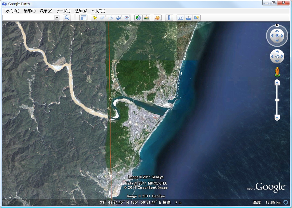 氾濫した熊野川。氾濫前（左）氾濫後（右）