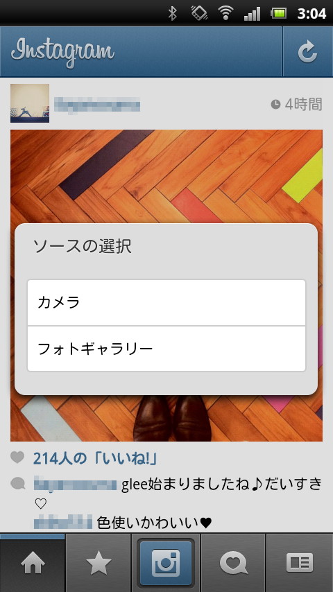 中央の［カメラ］タブを選択し、ポップアップで［カメラ］を選択すれば、カメラを起動して撮影可能