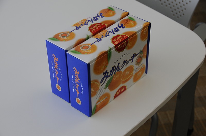 遠く和歌山からの参加者も（写真はおみやげの“みかんクッキー”）