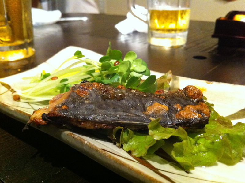 鯖を糠に漬けた福井伝統の保存食“へしこ”を酒の肴にした二次会でも、真剣な意見が交わされる