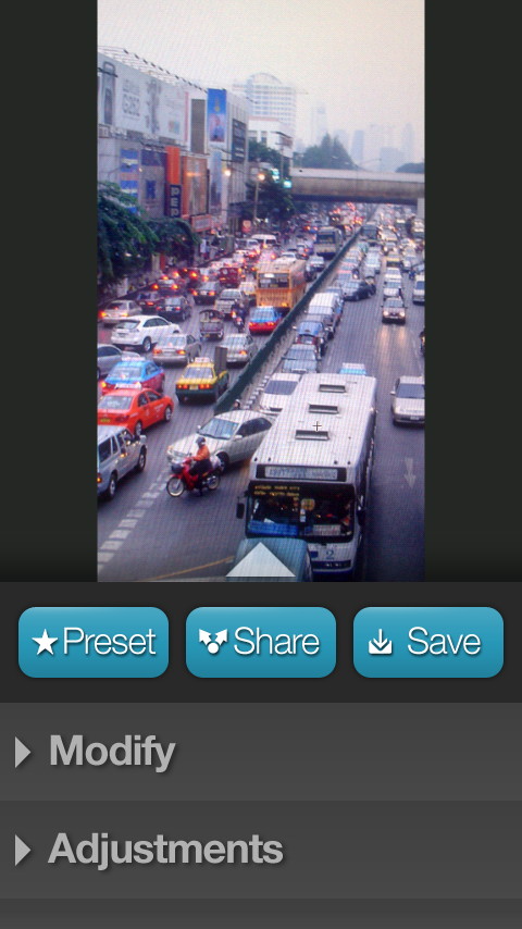 加工画面に写真を表示したら、［Preset］ボタンをタップ