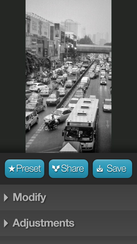 ［Save］ボタンで加工した写真を保存できるほか、［Share］ボタンから連携するアプリを起動して写真を共有できる