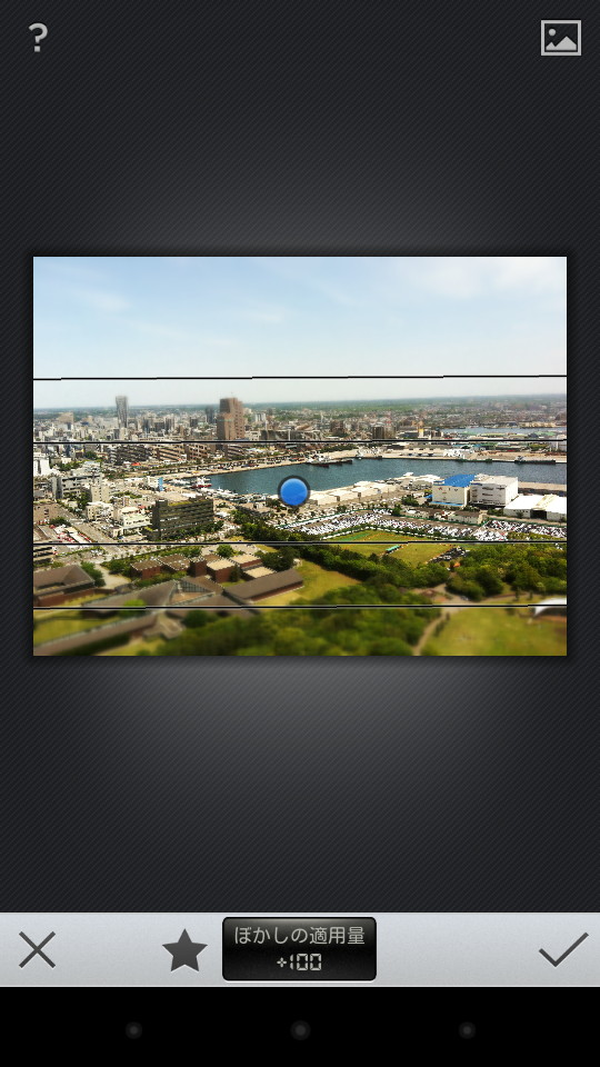 ［TILT-SHIFT］メニューを選択すると、写真の一部をぼかすことで写真をミニュチュア風に加工できる