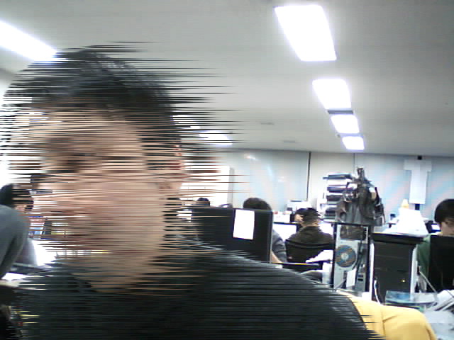 “EF-b”動いているものが細かく横方向にかすれ、超高速で動いているように見える