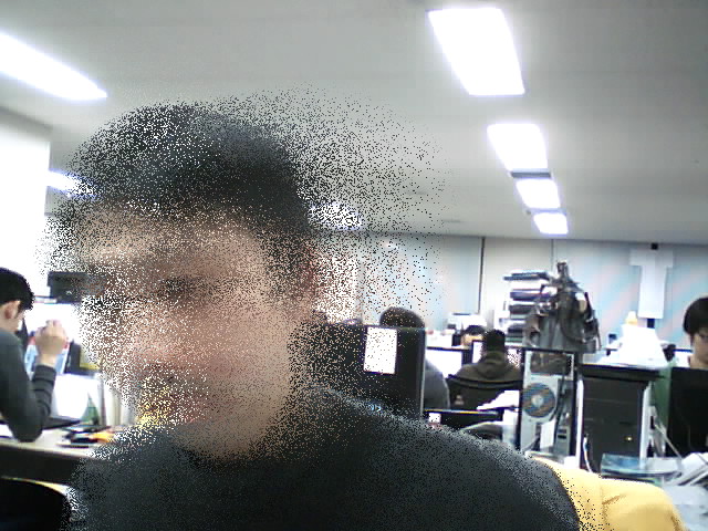 “EF-c”動いているものが粒状にぼやけ、細かい霧でできているように見える