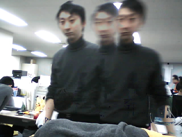 “EF-g”動いているのの過去の映像が半透明で表示され、分身しているように見える