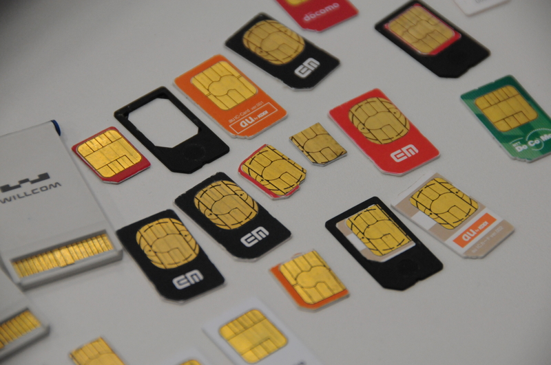 “スマートフォン勉強会”では、異常な数のSIMカードや端末を披露するパワーユーザーも