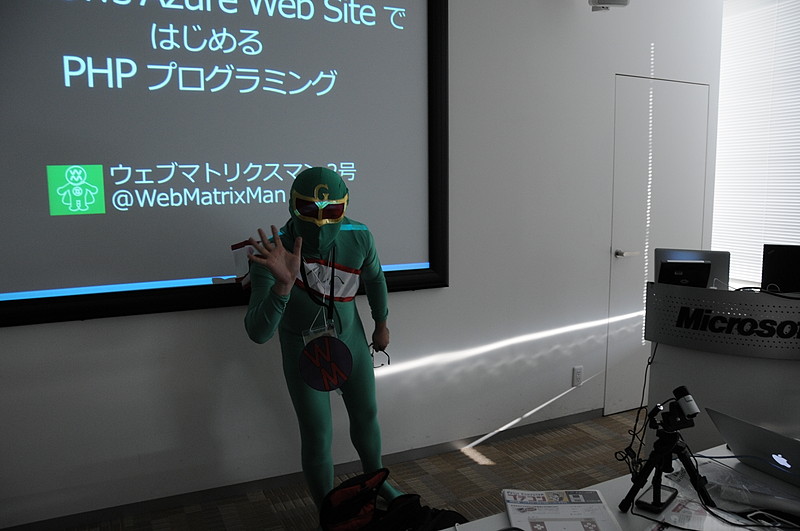 仮装する登壇者