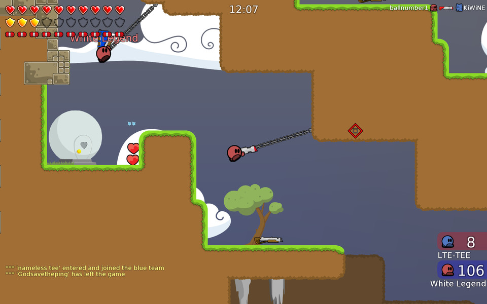 ワイヤーを使って体を引っ張り上げ、高いところへとスイスイ登っていく。前方への移動を加速したり、敵を捕まえたりする動きも可能