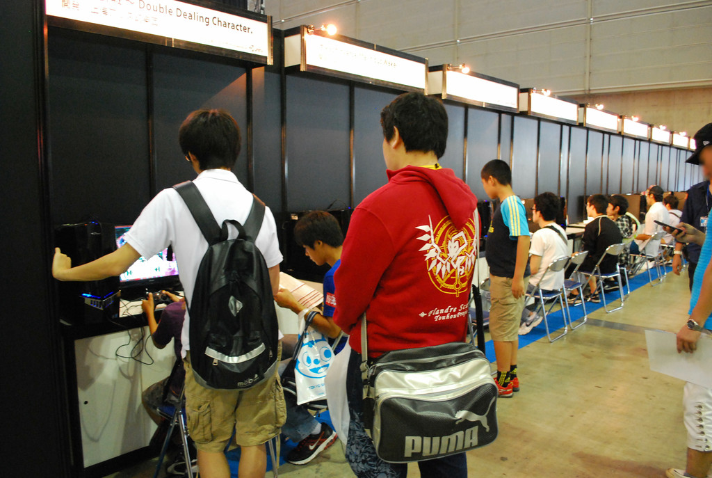 ずらりと並んだ試遊台スペース。「東方輝針城　～ Double Dealing Character.」や「ヤタガラス」、「ダウンタウン熱血どっじぼーる」など人気の作品を自由に遊ぶことができた