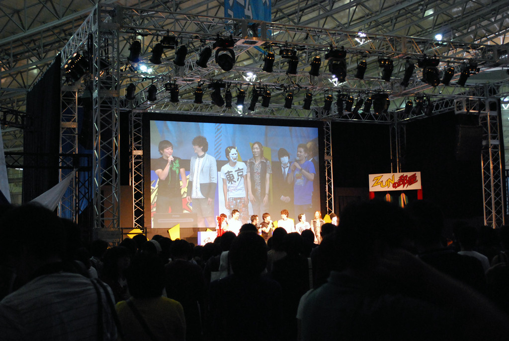 ステージ前は常に大混雑。みな楽しそうにステージイベントを満喫していた