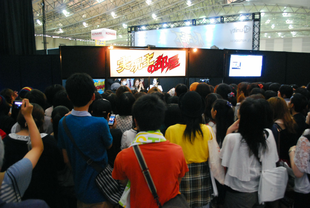 ステージ脇に設けられた“実況主の部屋”では、実況プレイヤーが次々と入れ替わっては実況プレイを行っていた。見よ、この女子率！