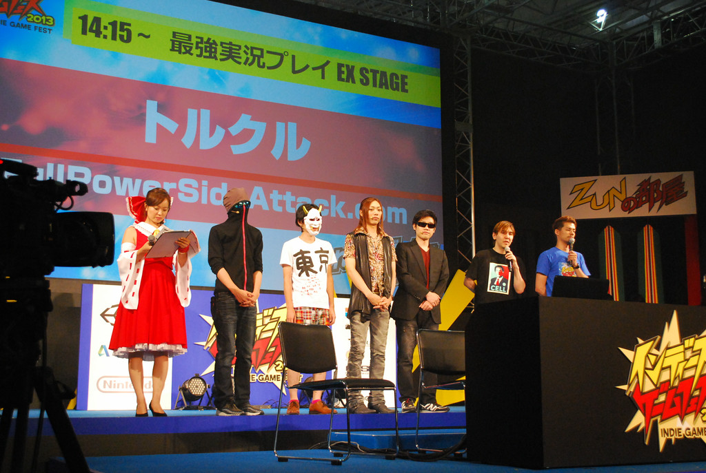 M.S.S Projectは4人組の実況グループ。左端の司会女性の隣から順に、eoheoh（エオエオ）氏、あろまほっと氏、FB777（エフビースリーセブン）氏、KIKKUN-MK-2（キックンマークツー）氏