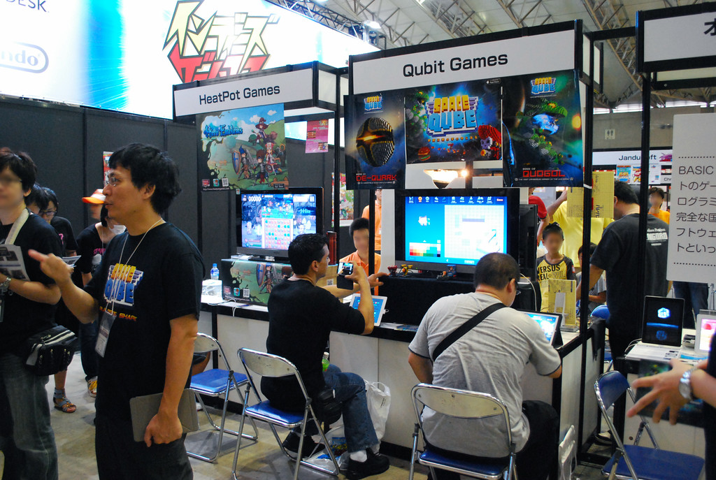 ブースでの説明に力を入れていた、中国は台北から参加のQuibit Games。自機をブロック遊び感覚で自作できるシューティングゲーム「SPACE QUBE」を展示していた