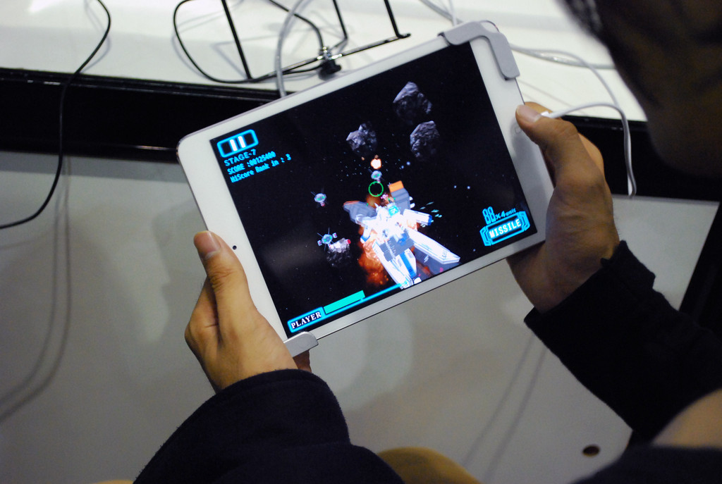 ジャイロセンサーを採用し、スマートフォンを傾けながらプレイする「HERA 破滅の女神」