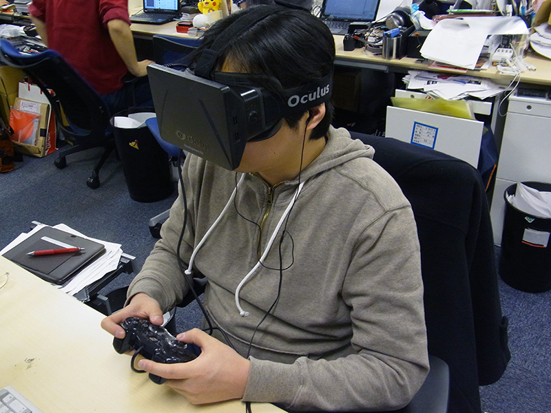 “Oculus Rift”を装着してゲームをプレイしている様子。見た目はややゴツいが本体は樹脂製で軽く、ヘッドバンドによる固定もしっかりしており装着感は悪くない