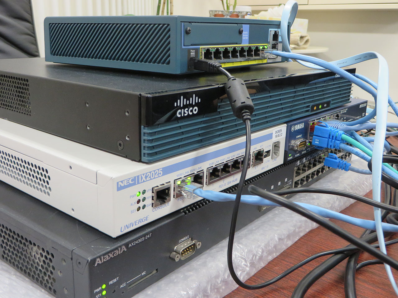 ロジックベインが用意した各種ネットワークデバイス。「Net LineDancer」はこれらのコンフィグレーションを管理し、日々のネットワーク管理を容易にするという