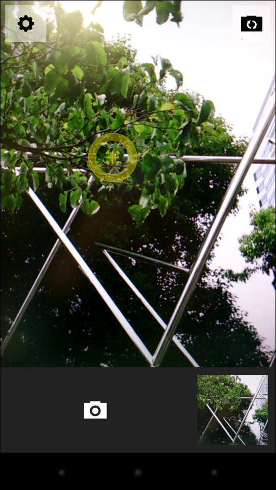 ファインダー画面をタップし、ピントを合わせて撮影を行える