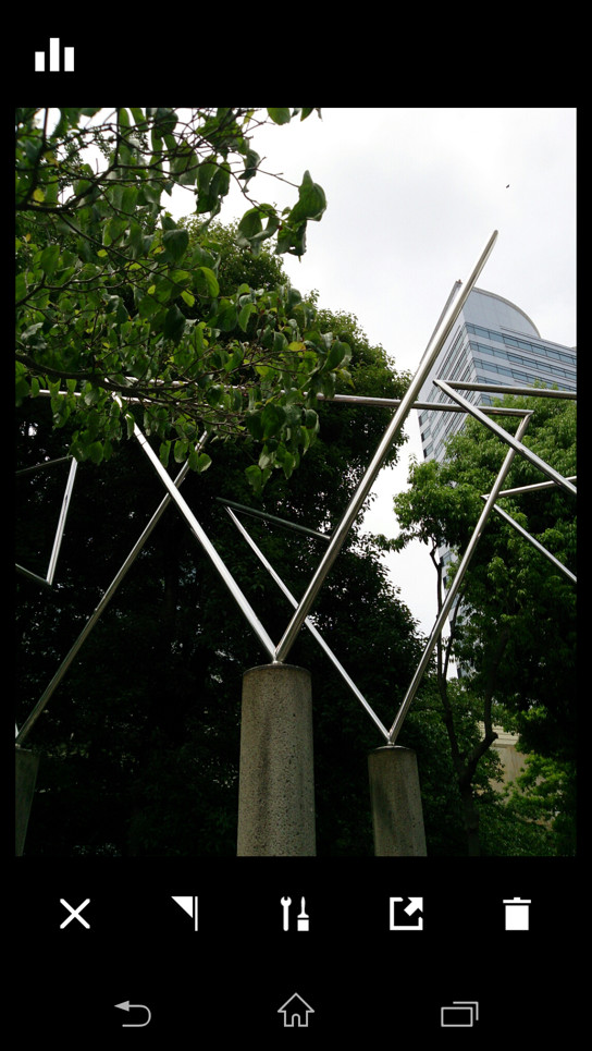 サムネイルをダブルタップすると写真を拡大表示して閲覧可能