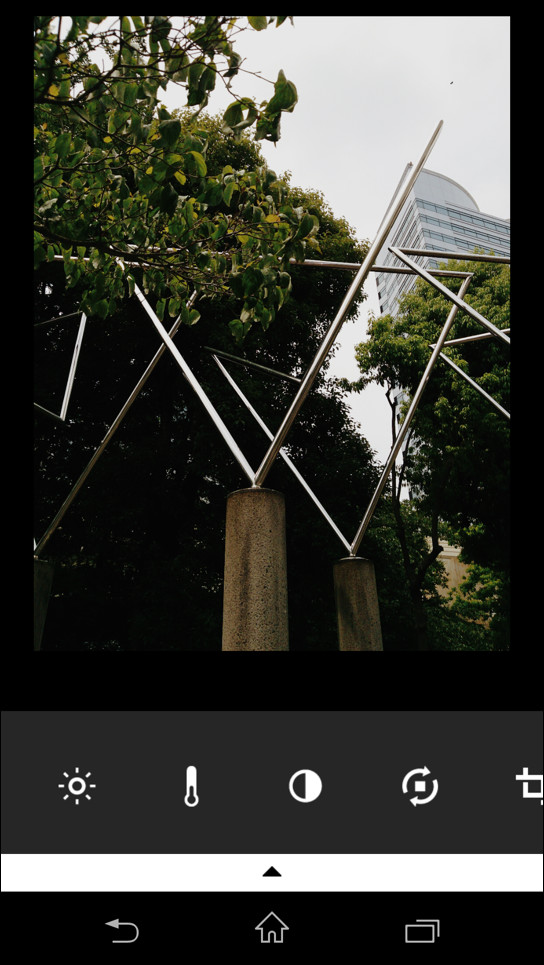 露出や色温度、コントラストなどの項目を選択して調整したり、写真の回転やトリミングを行える