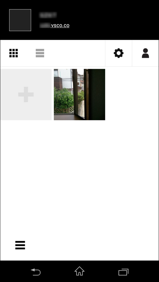 ［+］ボタンから“ライブラリ”の写真を選択して、“VSCO Grid”に投稿できる