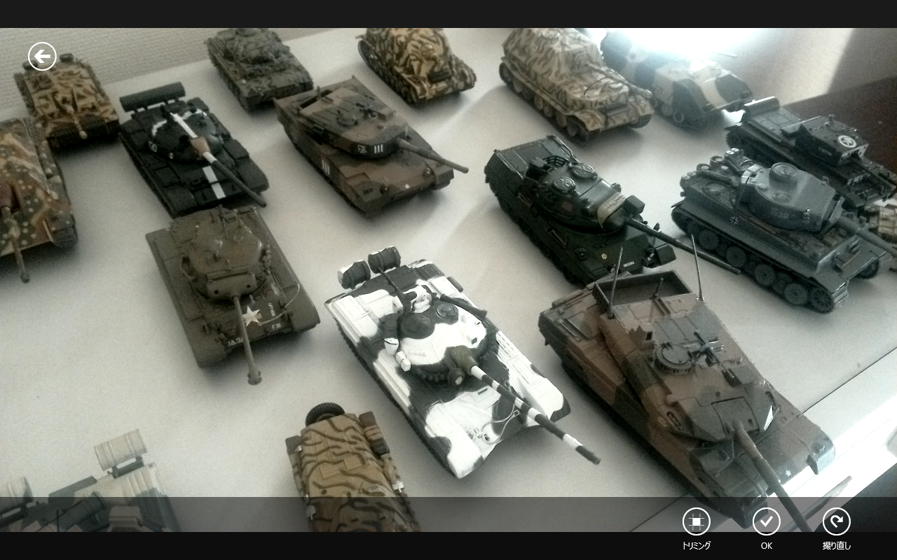 まずデバイスのカメラで写真を撮影。既存の画像を選択して利用することも