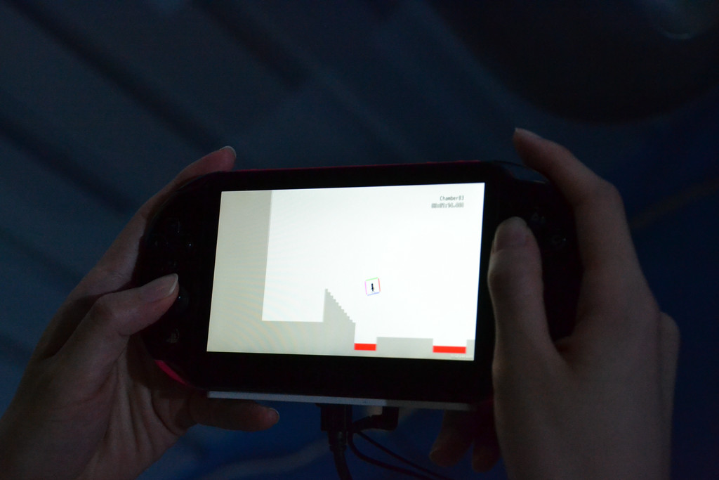 移動すると回転し、アームが出る位置も変わるので、意外と思ったような操作ができない