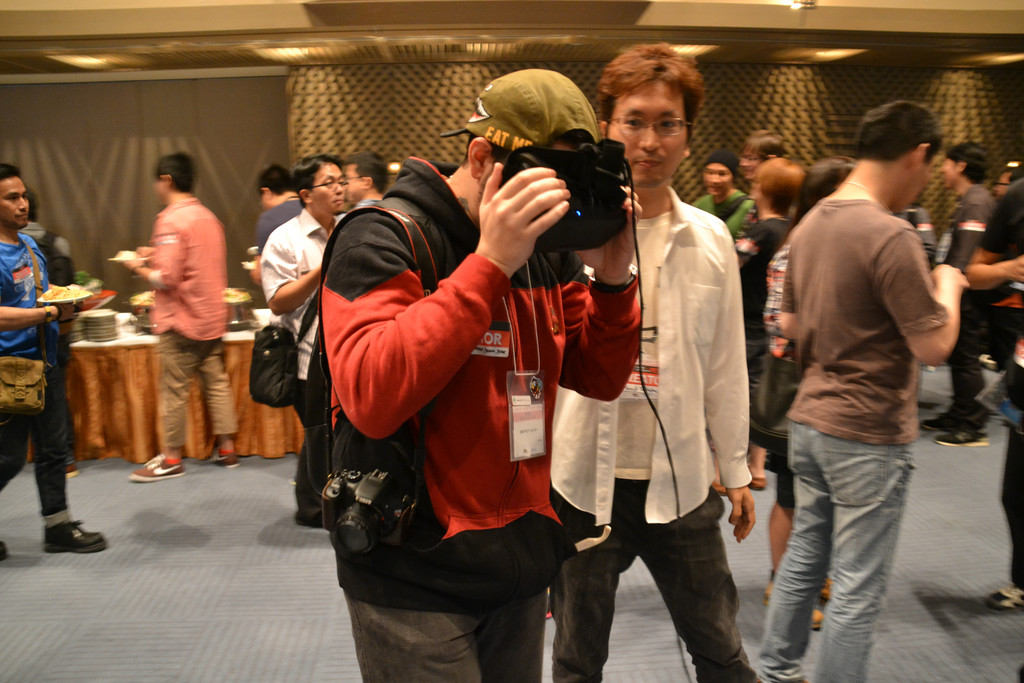 インディーゲーム関係者が一堂に会するとあって、自分の開発したゲームを持ち込んでアピールする人や、ビジネスの話で盛り上がる一団など、さまざまな姿が見られた