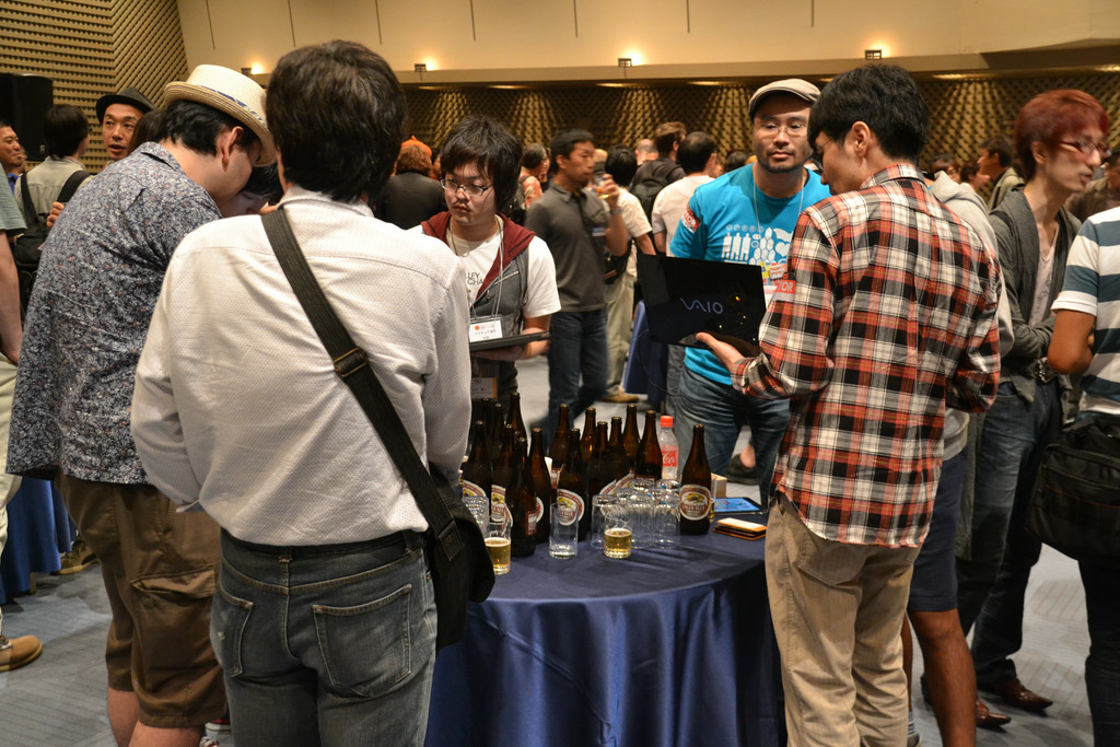 インディーゲーム関係者が一堂に会するとあって、自分の開発したゲームを持ち込んでアピールする人や、ビジネスの話で盛り上がる一団など、さまざまな姿が見られた