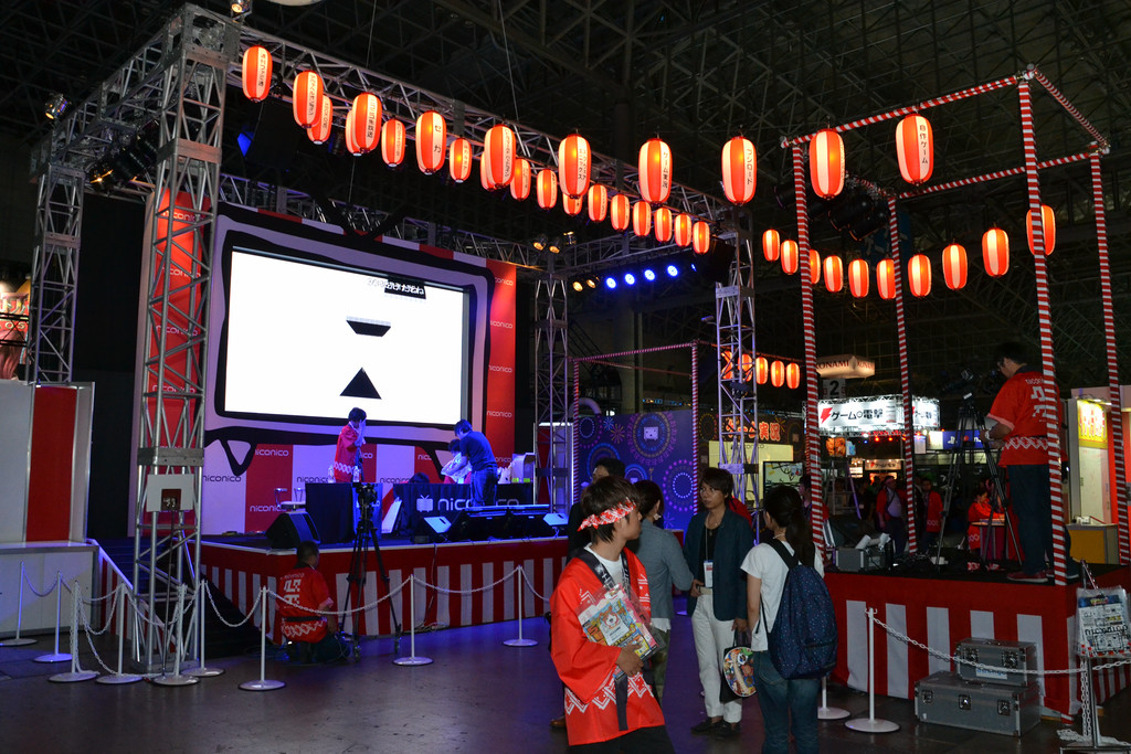 文字通りお祭りな感じのニコニコブース。“ニコニコ自作ゲームフェス”の入賞作品も展示