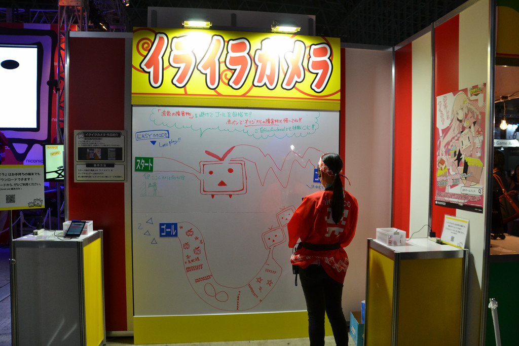 文字通りお祭りな感じのニコニコブース。“ニコニコ自作ゲームフェス”の入賞作品も展示